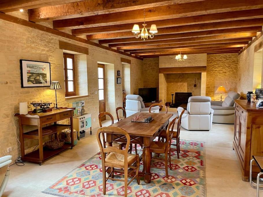Charming 19Th Century Farmhouse With Pool Vitrac  Eksteriør bilde